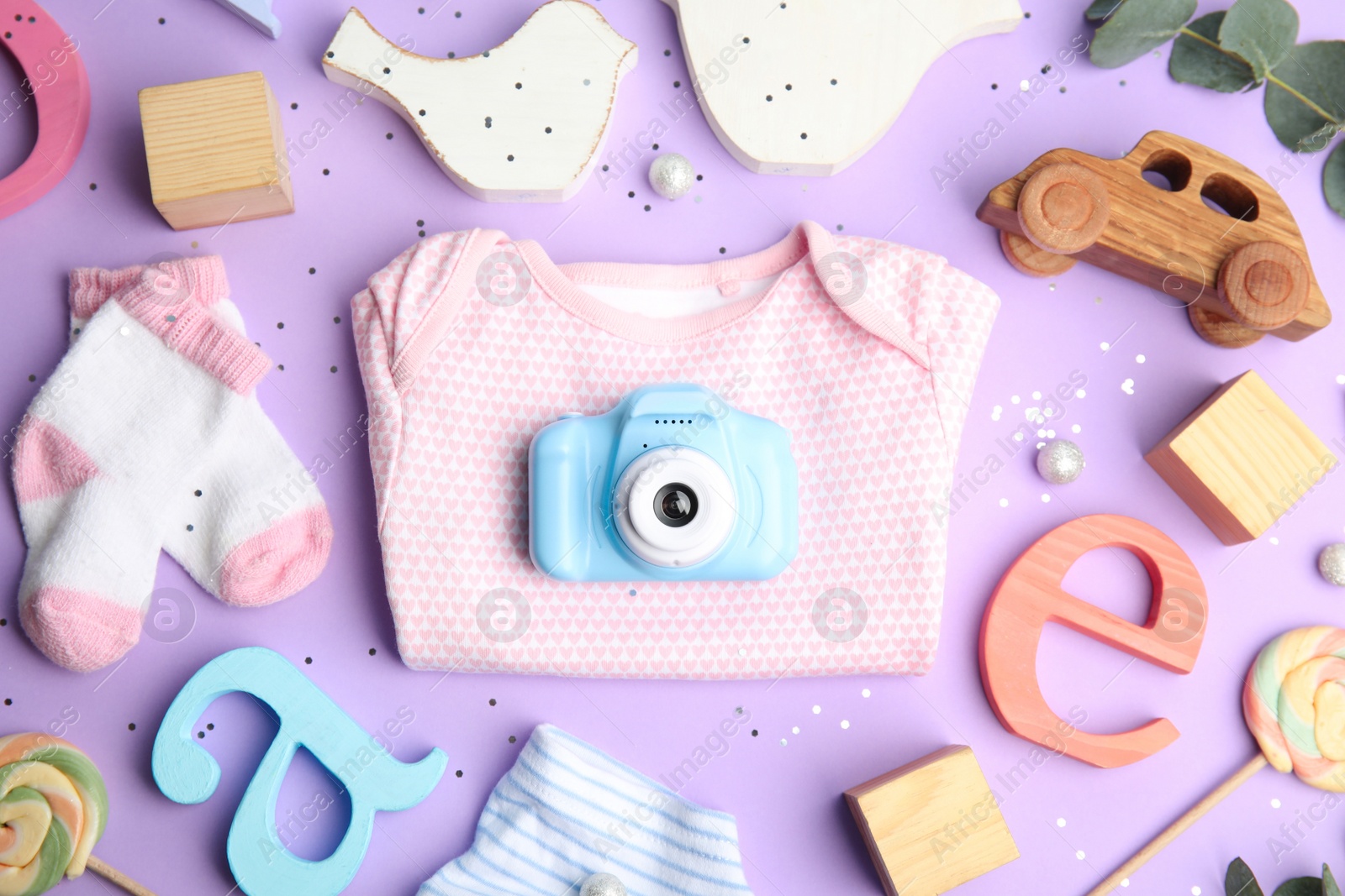 Photo of Flat lay composition with toy camera on violet background. Future photographer