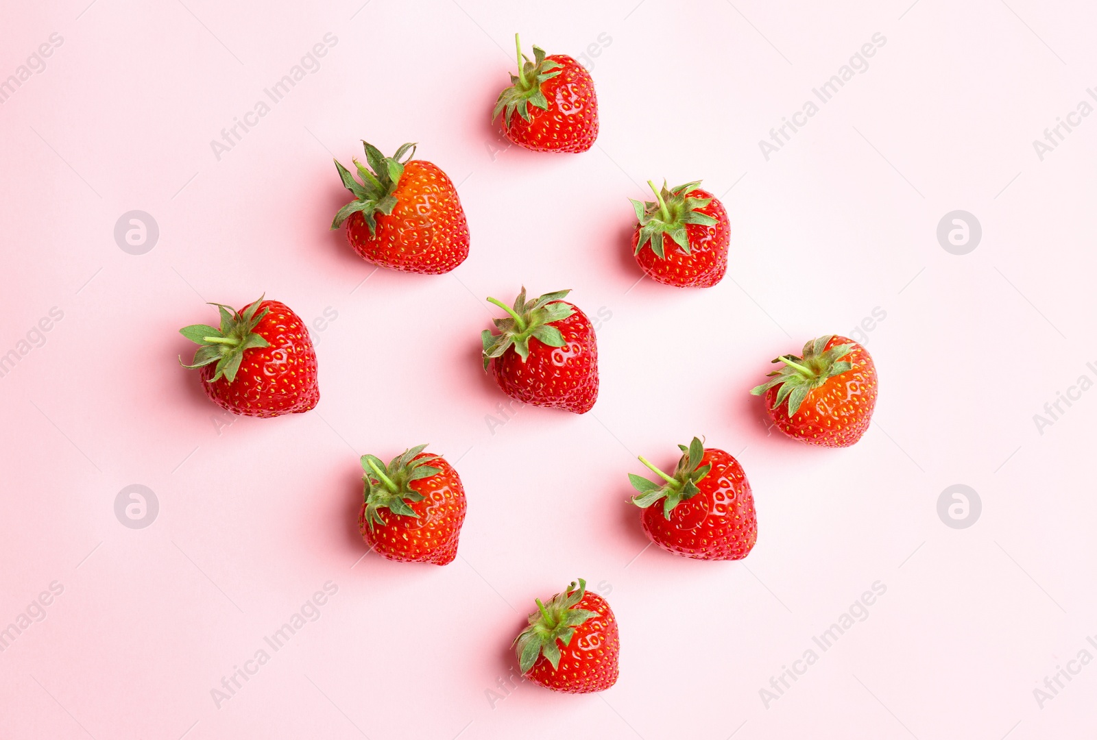 Photo of Flat lay composition with with tasty ripe strawberries on color background