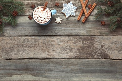 Photo of Delicious hot chocolate with marshmallows and gingerbread cookies on wooden table, flat lay. Space for text