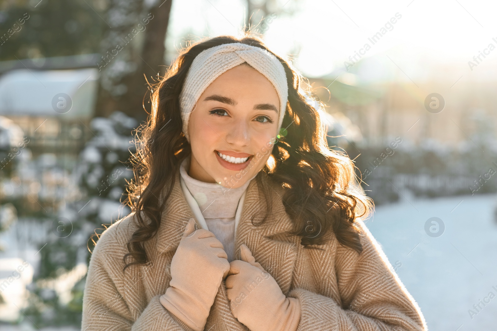 Photo of Portrait of smiling woman in winter snowy park