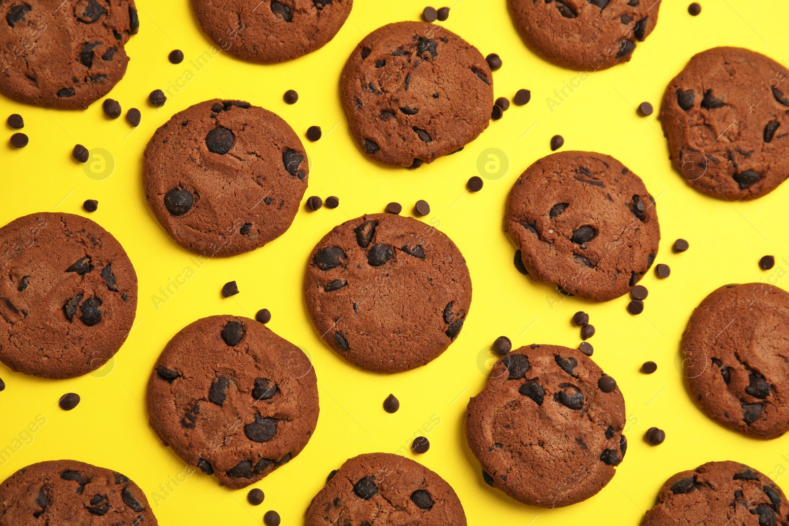 Photo of Delicious chocolate chip cookies on color background, flat lay