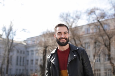 Photo of Portrait of happy young man outdoors on sunny day