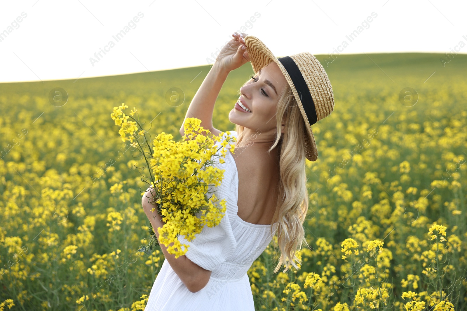 Photo of Portrait of happy young woman in field on spring day