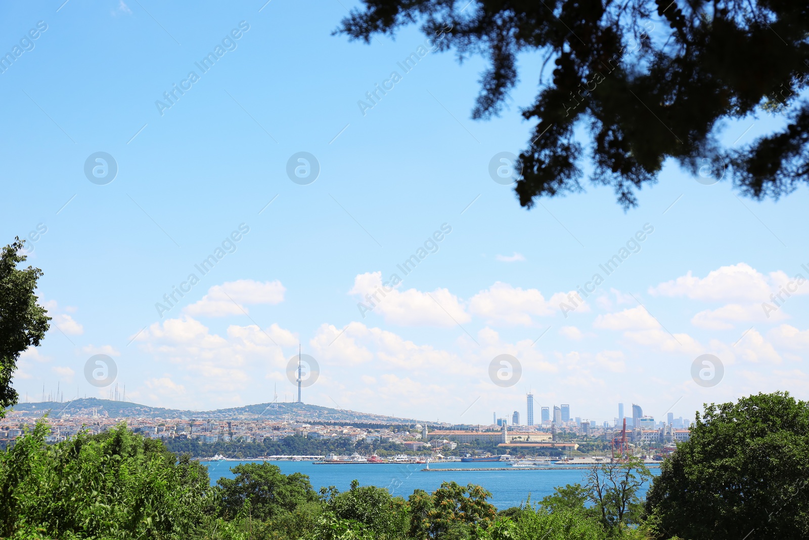 Photo of Picturesque view of beautiful city on shore