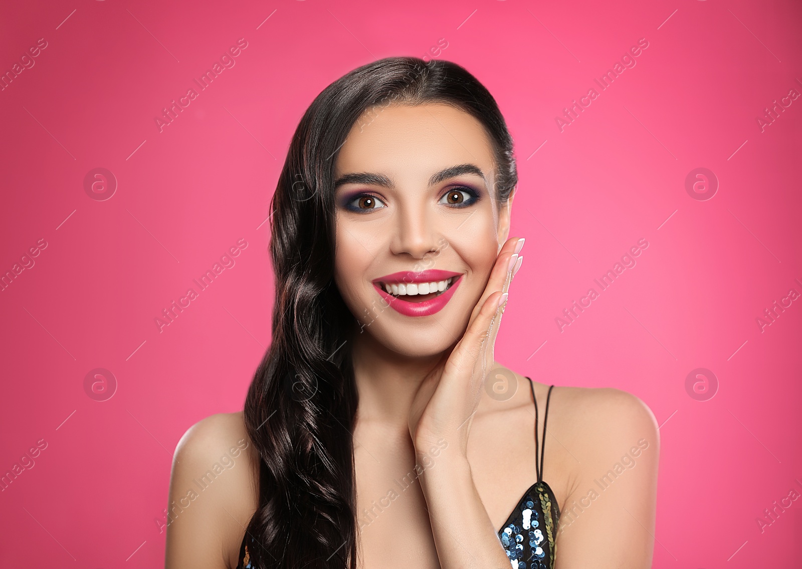 Photo of Portrait of surprised woman on pink background