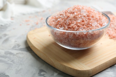 Photo of Pink himalayan salt in glass bowl on table