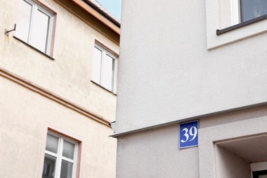 Photo of Plate with house number thirty nine on beautiful building outdoors