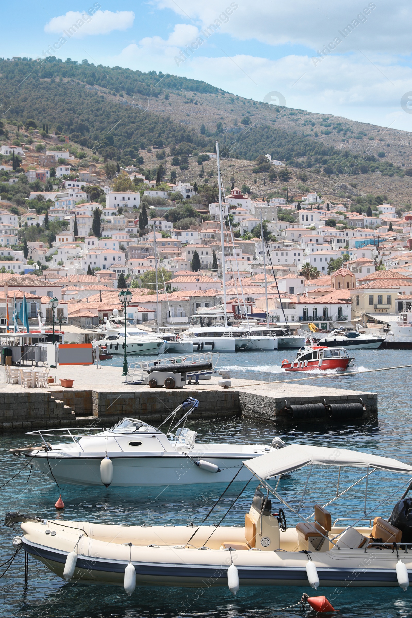 Photo of Beautiful view of coastal city with different boats on sunny day