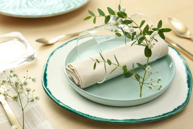 Elegant table setting with flowers and leaves, closeup