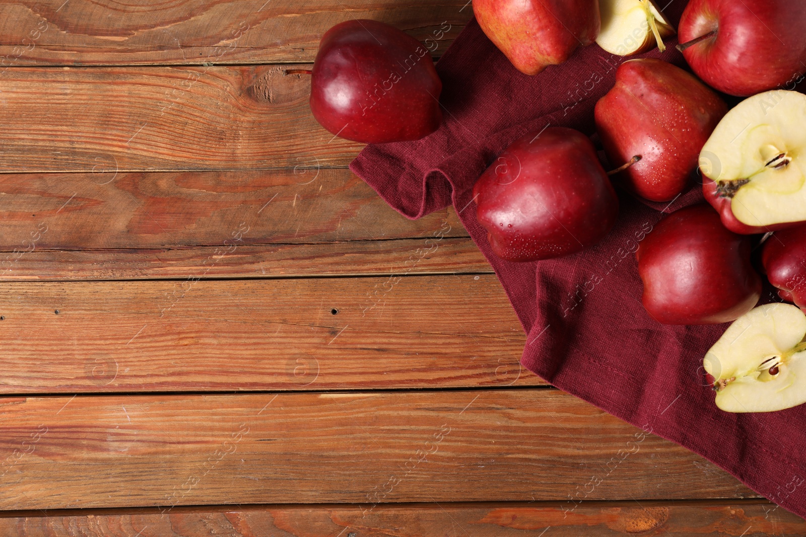 Photo of Fresh ripe red apples on wooden table, flat lay. Space for text