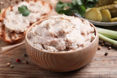 Photo of Lard spread in bowl on wooden table